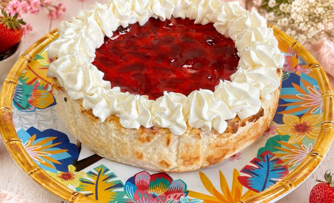 Tarta de queso de fresa con crema chantillí